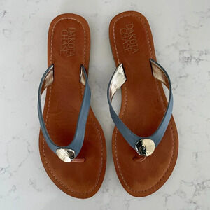 Dakota Chase Somana Casual Flip Flop Sandals w Metal Accent Blue Grey Sz 9.5M